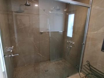 Casa en  venta en La Morada , patio, pileta y quincho ,  apta hipotecario