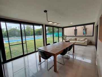 Casa en  venta en La Morada , patio, pileta y quincho ,  apta hipotecario