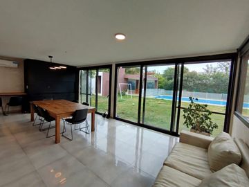 Casa en  venta en La Morada , patio, pileta y quincho ,  apta hipotecario