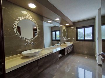 Casa en  venta en La Morada , patio, pileta y quincho ,  apta hipotecario