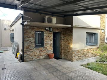 Casa 4 ambientes con pileta en venta - Ezpeleta Este