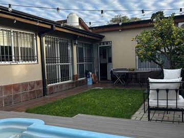 Casa 4 ambientes con pileta en venta - Ezpeleta Este