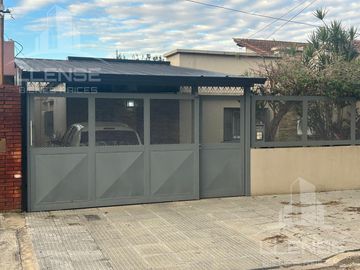 Casa 4 ambientes con pileta en venta - Ezpeleta Este