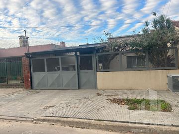 Casa 4 ambientes con pileta en venta - Ezpeleta Este