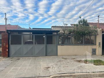 Casa 4 ambientes con pileta en venta - Ezpeleta Este