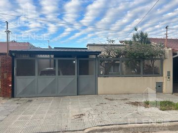 Casa 4 ambientes con pileta en venta - Ezpeleta Este
