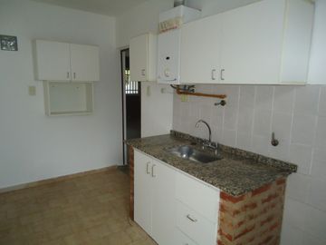 BÂ° AMEGHINO SUR, DEPARTAMENTO PLANTA BAJA, LINDA ZONA.-