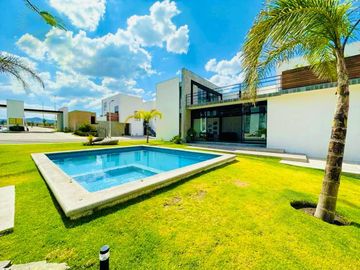 Venta Townhouse / Casa de Dos Pisos en Juriquilla. PARA INVERSIONISTAS