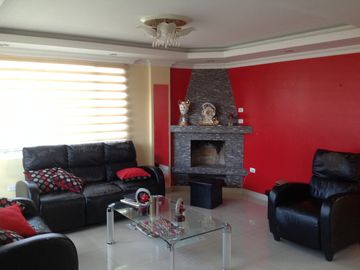 Venta amplia Casa de 5 dormitorios Urbanización UTE sector Calderón