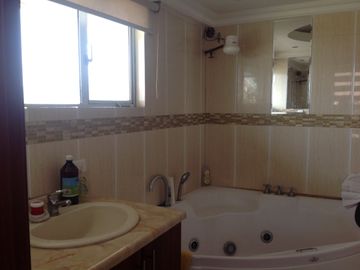 Venta amplia Casa de 5 dormitorios Urbanización UTE sector Calderón