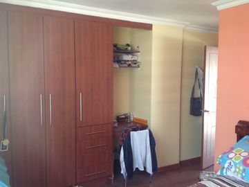Venta amplia Casa de 5 dormitorios Urbanización UTE sector Calderón