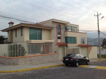 Venta amplia Casa de 5 dormitorios Urbanización UTE sector Calderón