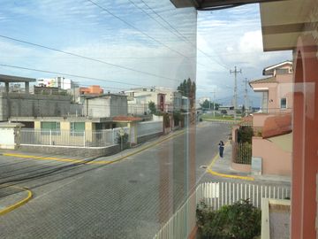 Venta amplia Casa de 5 dormitorios Urbanización UTE sector Calderón