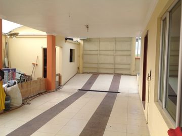 Venta amplia Casa de 5 dormitorios Urbanización UTE sector Calderón