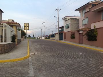 Venta amplia Casa de 5 dormitorios Urbanización UTE sector Calderón