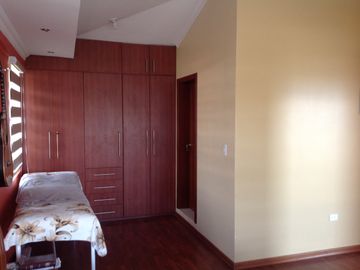 Venta amplia Casa de 5 dormitorios Urbanización UTE sector Calderón