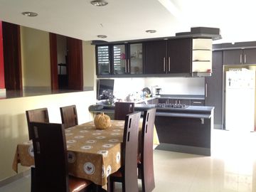 Venta amplia Casa de 5 dormitorios Urbanización UTE sector Calderón
