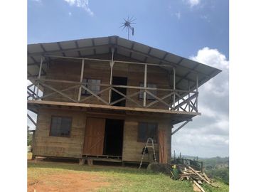 FINCA CON CASA DE 2 PISO / CAPIRA / 38 HECTAREA / RIO Y OJO DE AGUA