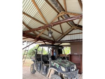 FINCA CON CASA DE 2 PISO / CAPIRA / 38 HECTAREA / RIO Y OJO DE AGUA