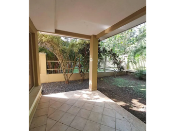 CLAYTON / EMBASSY GARDENS / DOS NIVELES / BALCON / 3 HABITACION
