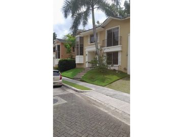 CLAYTON / EMBASSY GARDENS / DOS NIVELES / BALCON / 3 HABITACION