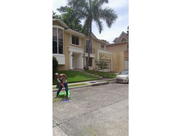 CLAYTON / EMBASSY GARDENS / DOS NIVELES / BALCON / 3 HABITACION