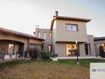 Casa en venta de 4 dormitorios c/ cochera en Maipú