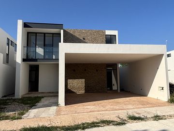 Casa en venta 4 habitaciones entrega inmediata en Tixcuytún, Mérida