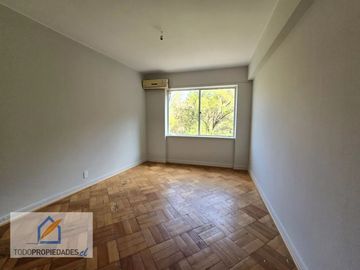 Recién remodelado! Duplex Barrio Lastarria para inversión con arrendatario