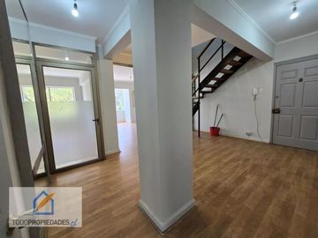 Recién remodelado! Duplex Barrio Lastarria para inversión con arrendatario