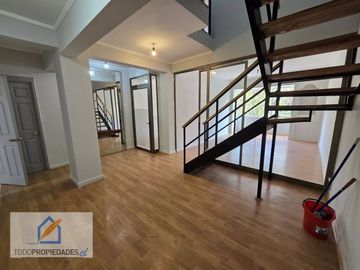 Recién remodelado! Duplex Barrio Lastarria para inversión con arrendatario