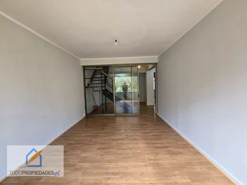 Recién remodelado! Duplex Barrio Lastarria para inversión con arrendatario