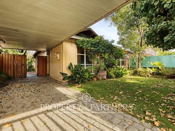 Casa en pasaje para remodelar con gran potencial.