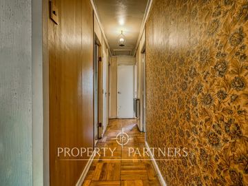 Casa en pasaje para remodelar con gran potencial.