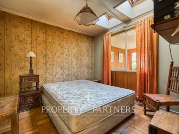 Casa en pasaje para remodelar con gran potencial.