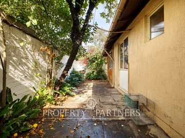 Casa en pasaje para remodelar con gran potencial.