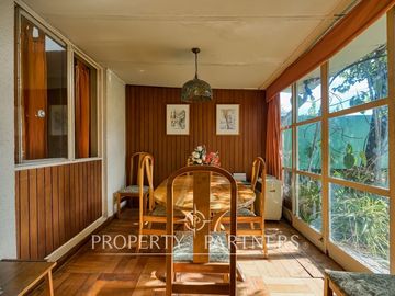 Casa en pasaje para remodelar con gran potencial.