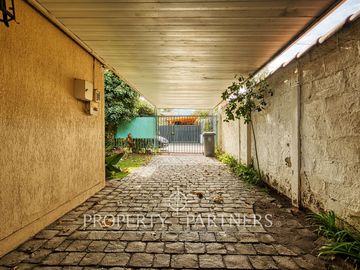 Casa en pasaje para remodelar con gran potencial.