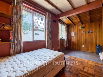 Casa en pasaje para remodelar con gran potencial.