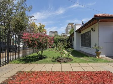 Casa de 3 dormitorios, jardín, patio grande.