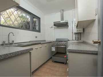 Casa de 3 dormitorios, jardín, patio grande.