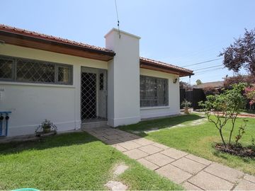Casa de 3 dormitorios, jardín, patio grande.