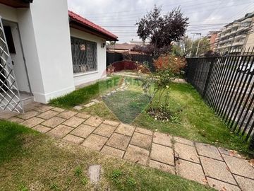 Casa de 3 dormitorios, jardín, patio grande.