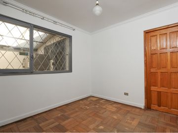 Casa de 3 dormitorios, jardín, patio grande.