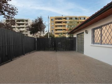 Casa de 3 dormitorios, jardín, patio grande.