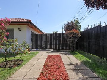 Casa de 3 dormitorios, jardín, patio grande.
