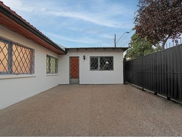 Casa de 3 dormitorios, jardín, patio grande.