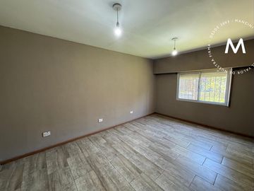 Casa multifamiliar en venta de 4 ambientes - Barrio Parque Suhr Horeis