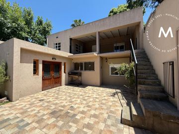 Casa multifamiliar en venta de 4 ambientes - Barrio Parque Suhr Horeis