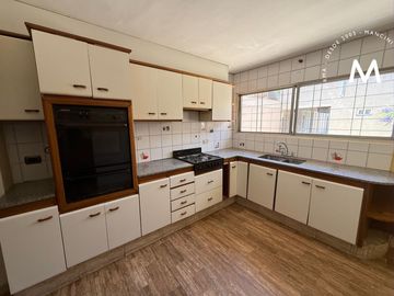 Casa multifamiliar en venta de 4 ambientes - Barrio Parque Suhr Horeis